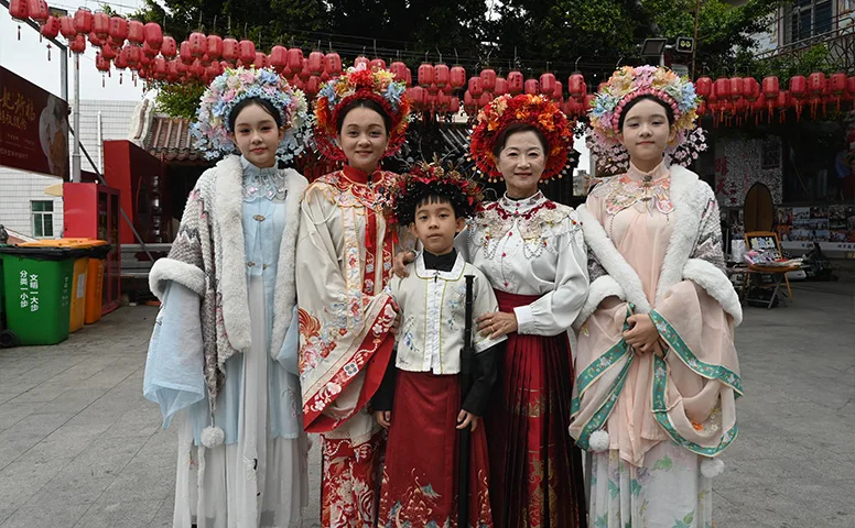 singapore-family-xunpu-hairpin-tour 新加坡華人家庭在泉州蟳埔村體驗簪花文化與福建尋根旅行